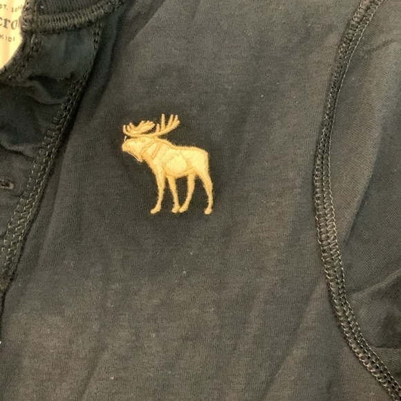 Abercrombie Kids Muscle Long Sleeve Henley in Navy/ logo Spell Out on Sleeve NWT - Picture 5 of 9